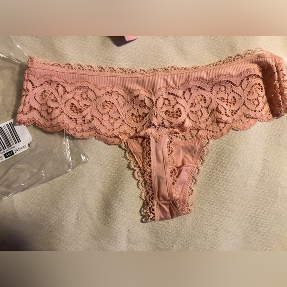 Brand New 32B Victoria Secret Push Up Bra with matching xs thong - Picture 4 of 5